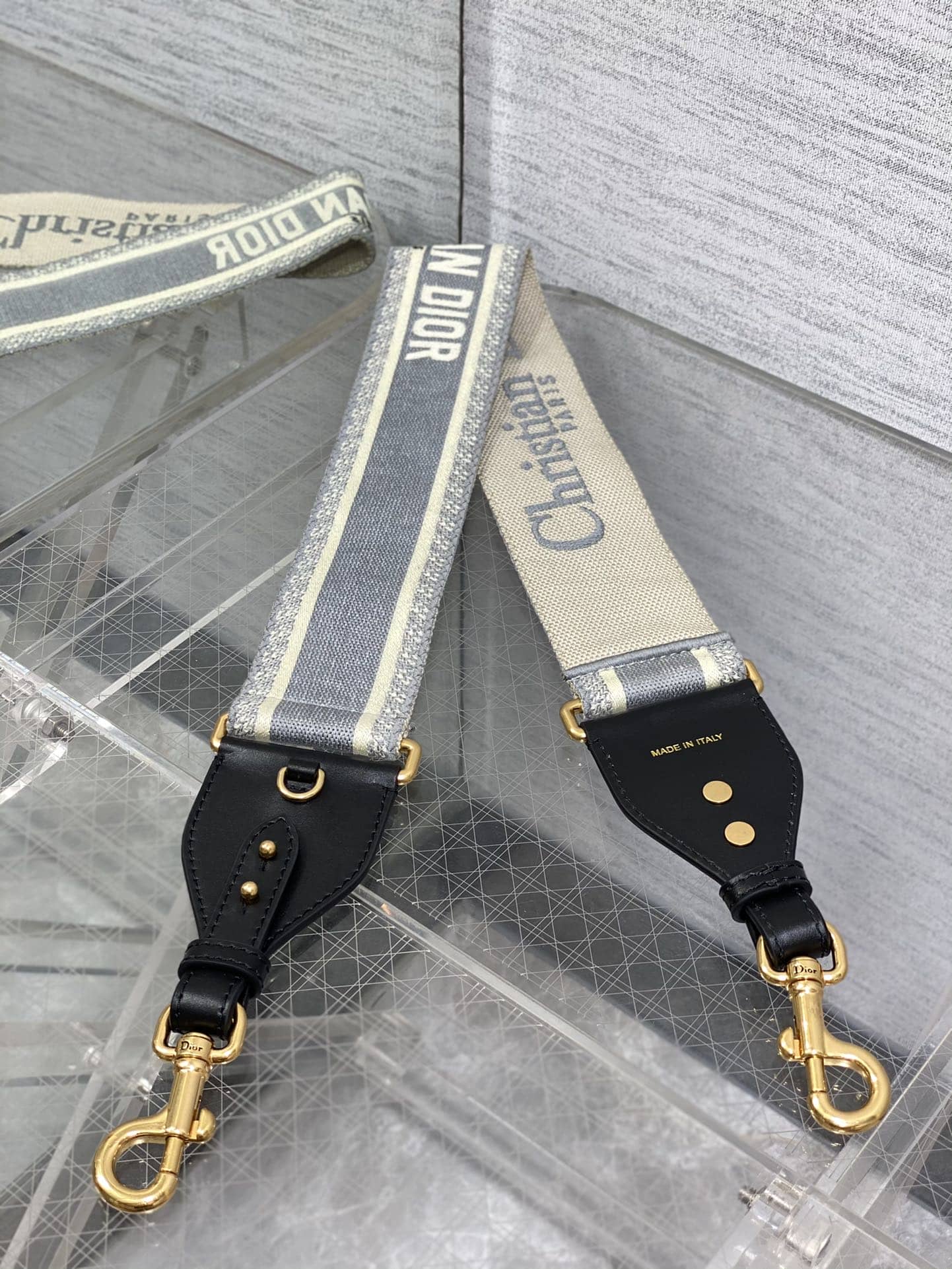 经典肩带【字母灰】此款肩带是搭配Dior 包包的神器 刺绣制作镏金五金，长度95厘米（包括狗扣）